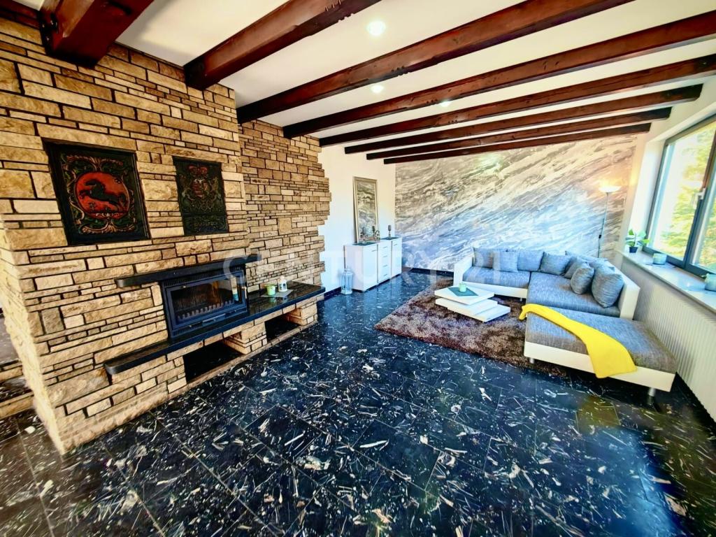 Wohnzimmer mit Kamin