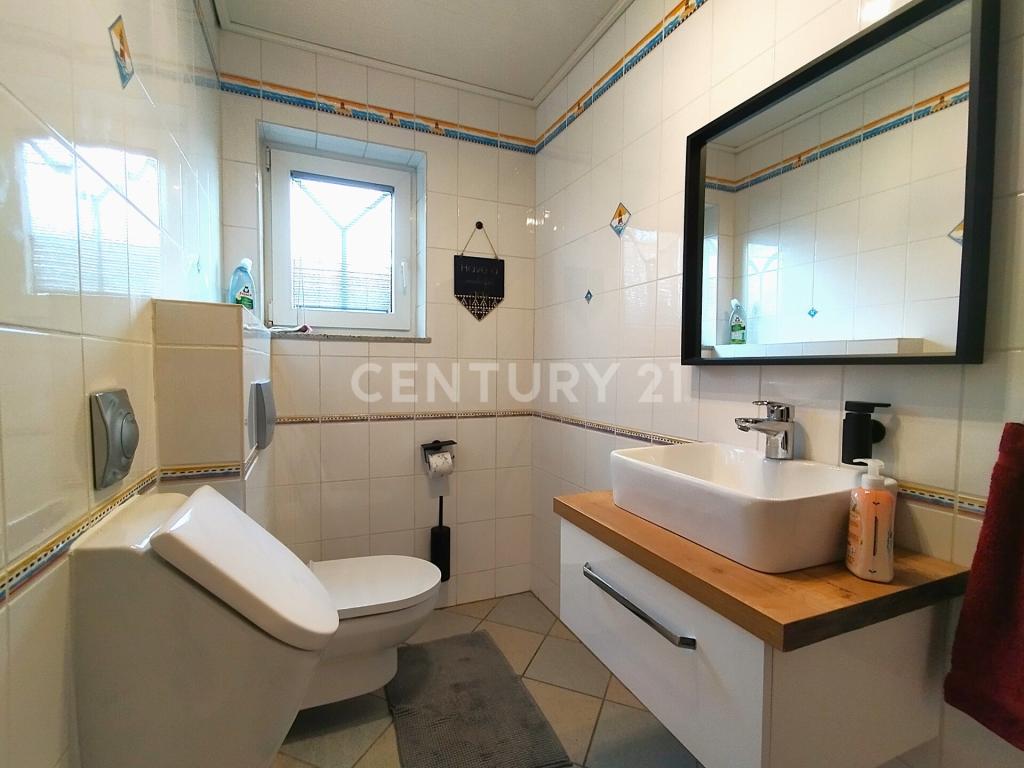 Das modern designte Badezimmer im Erdgeschoss