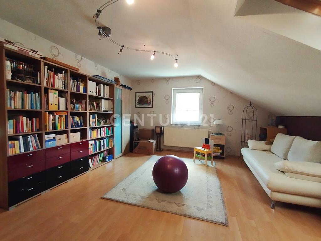 Das Arbeitszimmer im Dachraum mit 2 großen Fenstern