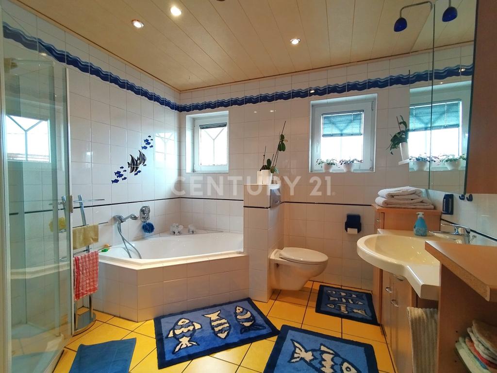 Das Designer - Badezimmer im Obergeschoss