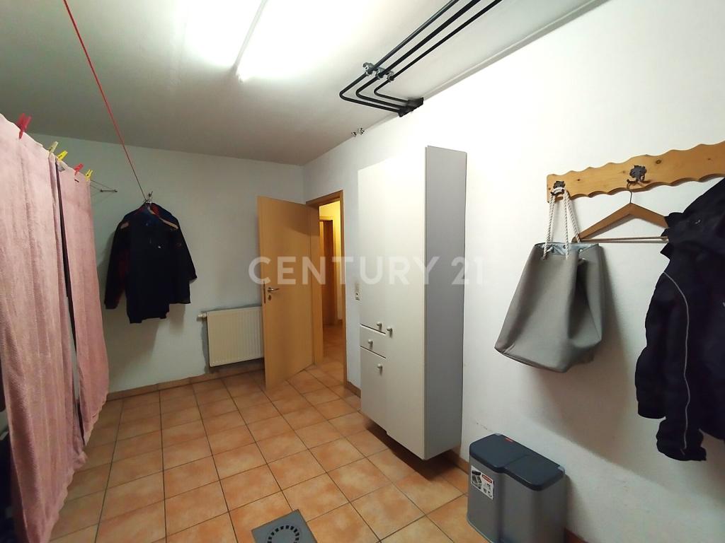 Die große geflieste Garage mit Zugang zum Kellerbereich