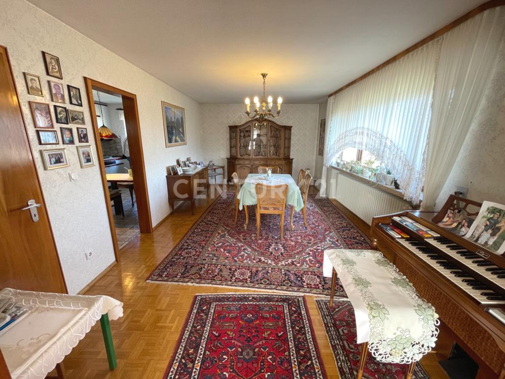 Blick vom Wohnzimmer in das große Esszimmer