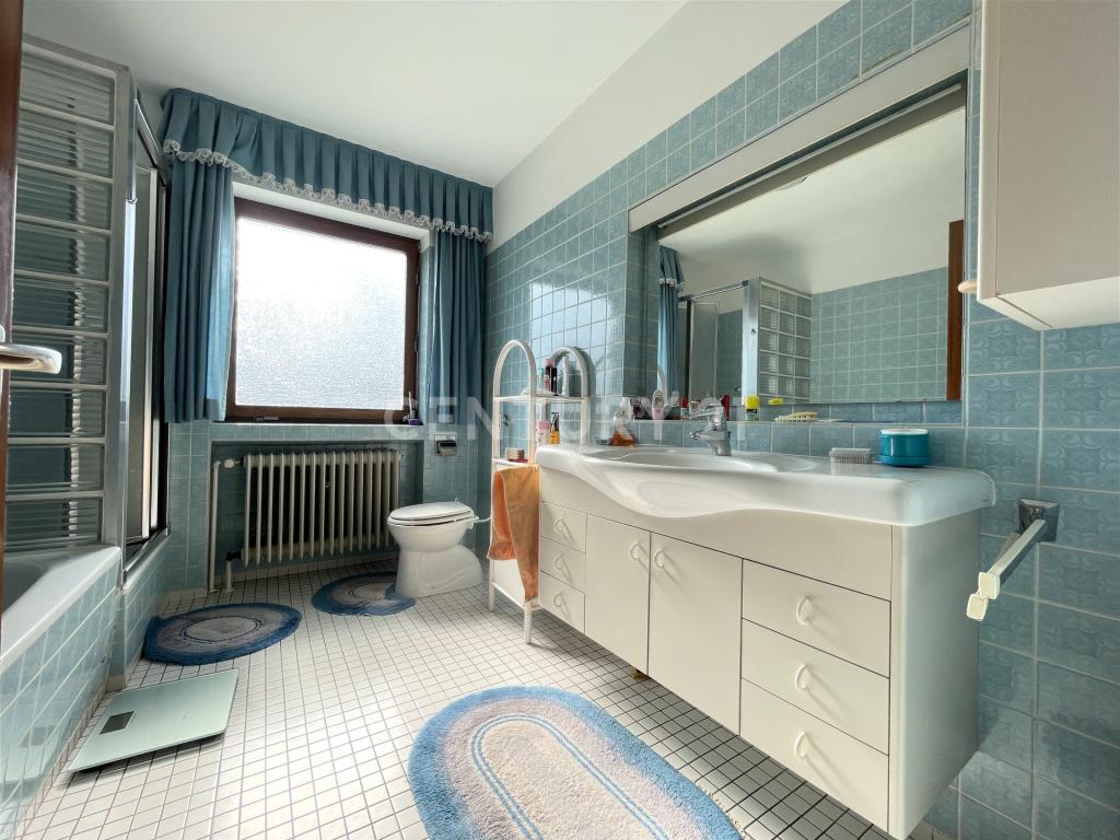 Bad mit Dusche & Wanne