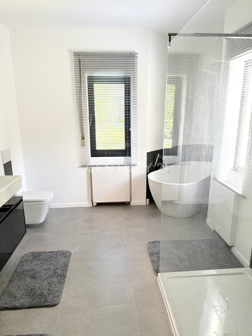 2. Bad mit freistehender Wanne