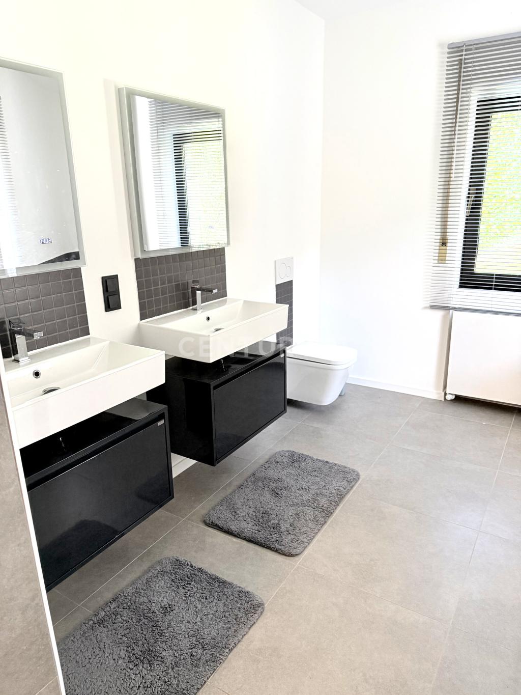 2. Bad mit freistehender Wanne