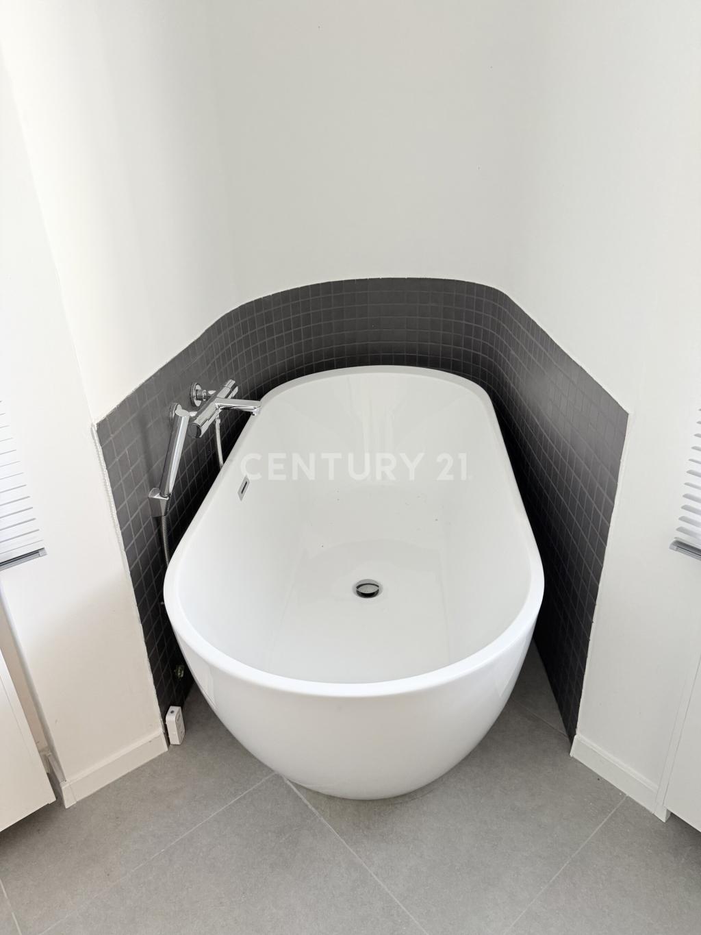2. Bad mit freistehender Wanne