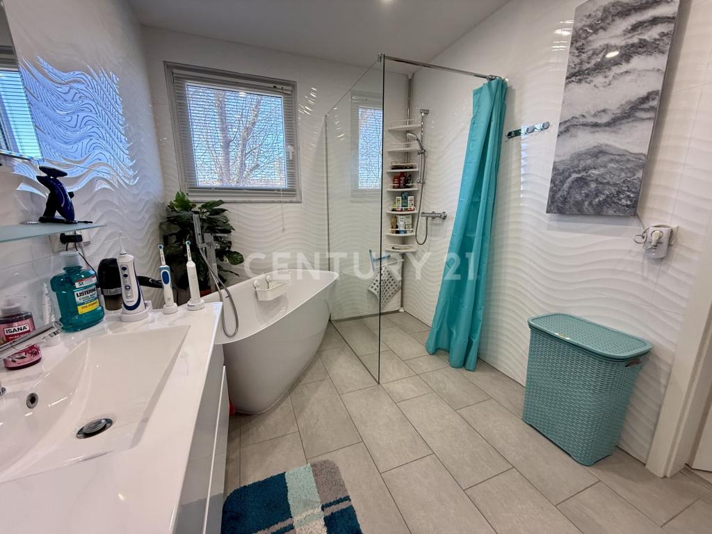 und freistehender Wanne