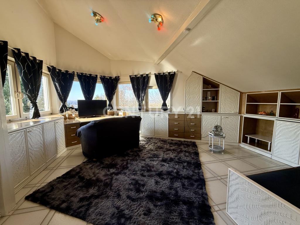 zu einem der Schlafzimmer