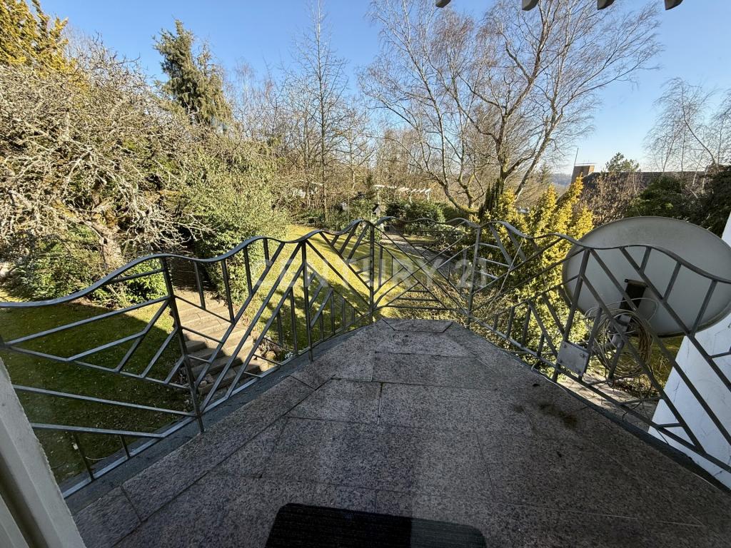 mit Balkon