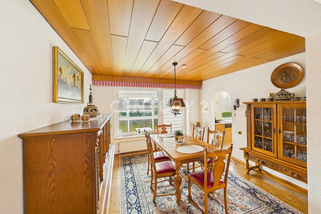 Esszimmer mit Blick zum Wintergarten und zur Küche