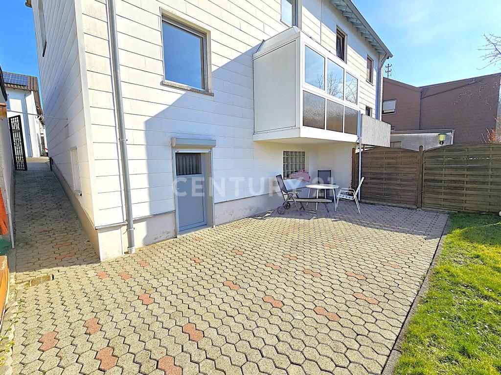 Große gemütliche Terrasse hinter dem Haus 