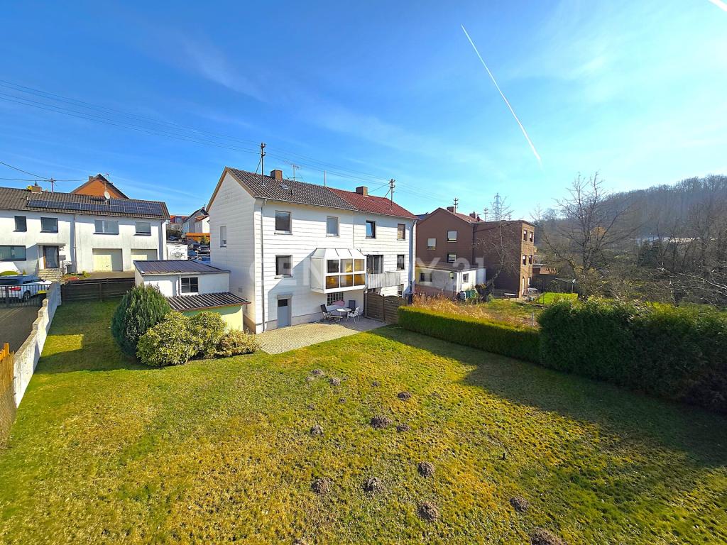 Rückansicht des Hauses mit Garten und Terrasse