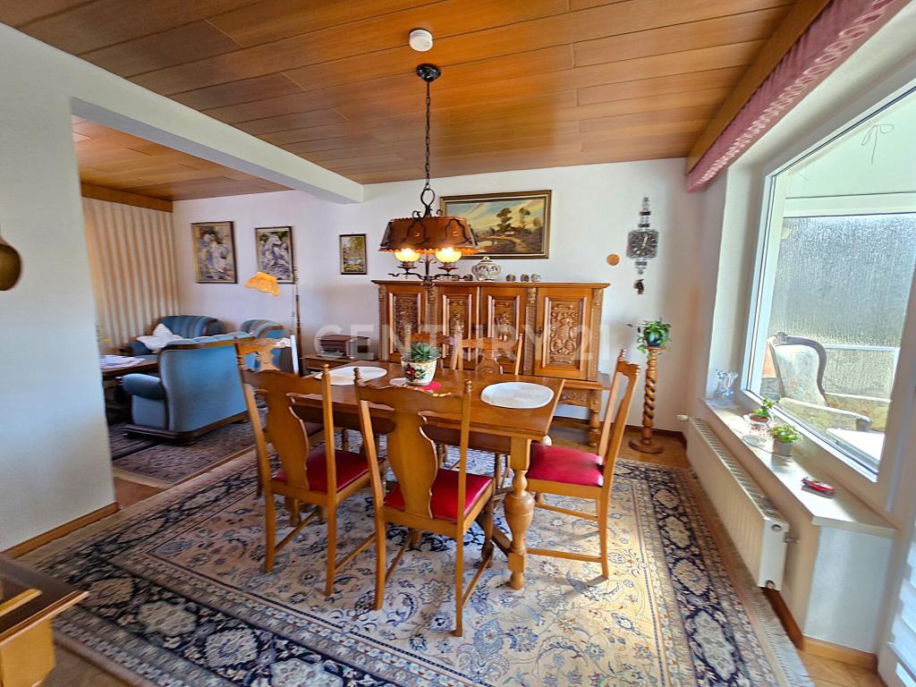 Helles lichtdurchflutetes Esszimmer 