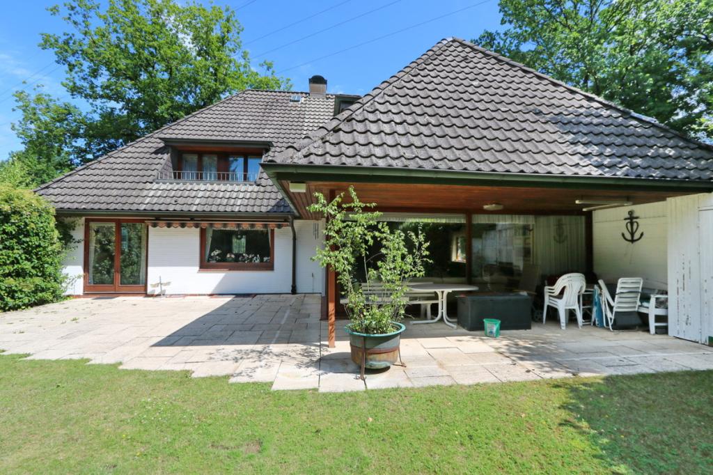 Hausansicht hinten mit Terrasse