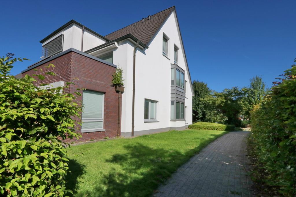 Haus mit Zuwegung vorn