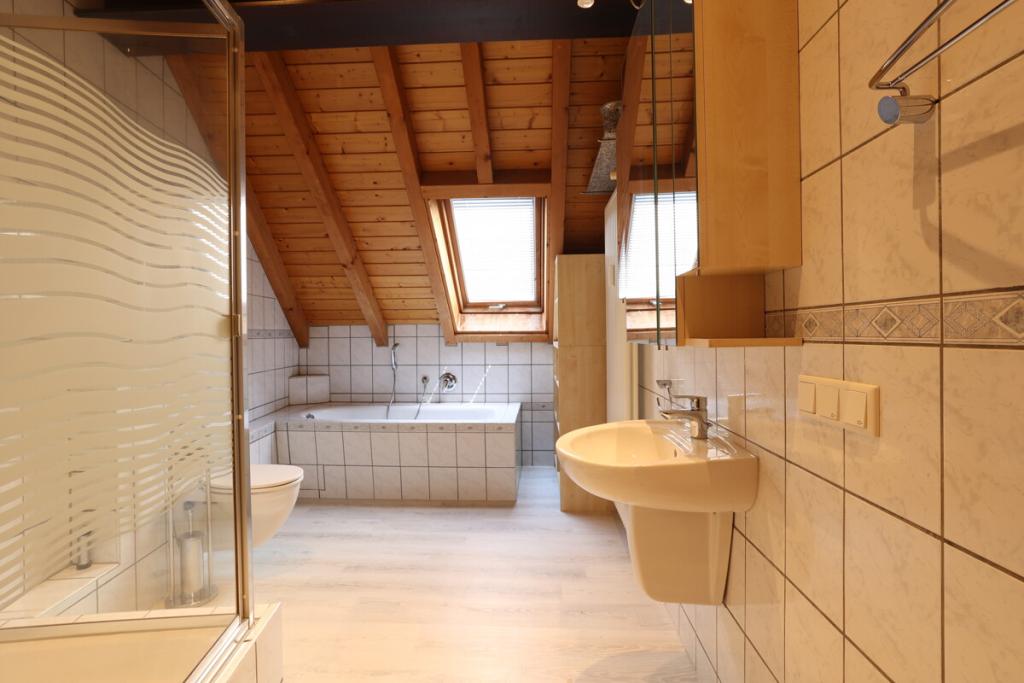 Großzügige Maisonette-Wohnung mit offenem Wohn-Ess-Bereich & Balkon - Photo 3