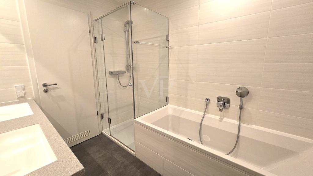 Mit Badewanne und Dusche
