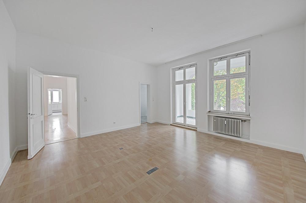 Altbauwohnung mit drei Balkonen und Garage im Konsulatsviertel - Photo 1