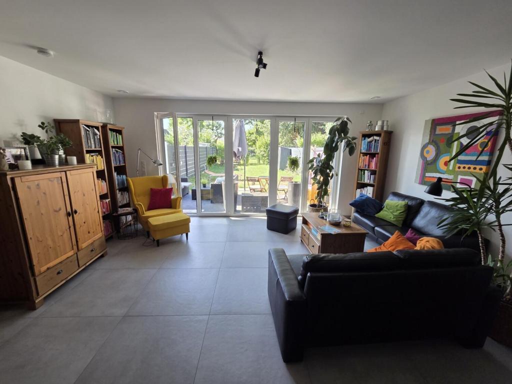 modernes Reihenmittelhaus mit Garten und Ausblick - Photo 1