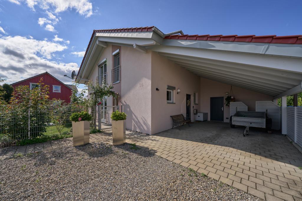 Carport mit Hauseingang und Zugang Abstellraum