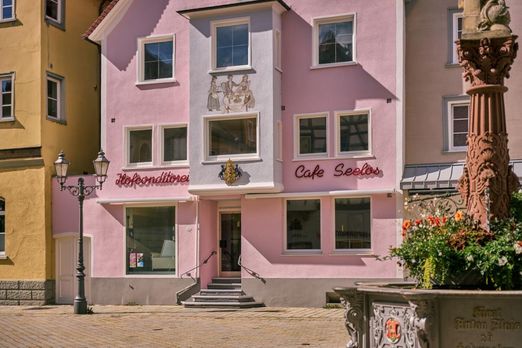 Hausfront inkl. Bereich für Außensitzplätze