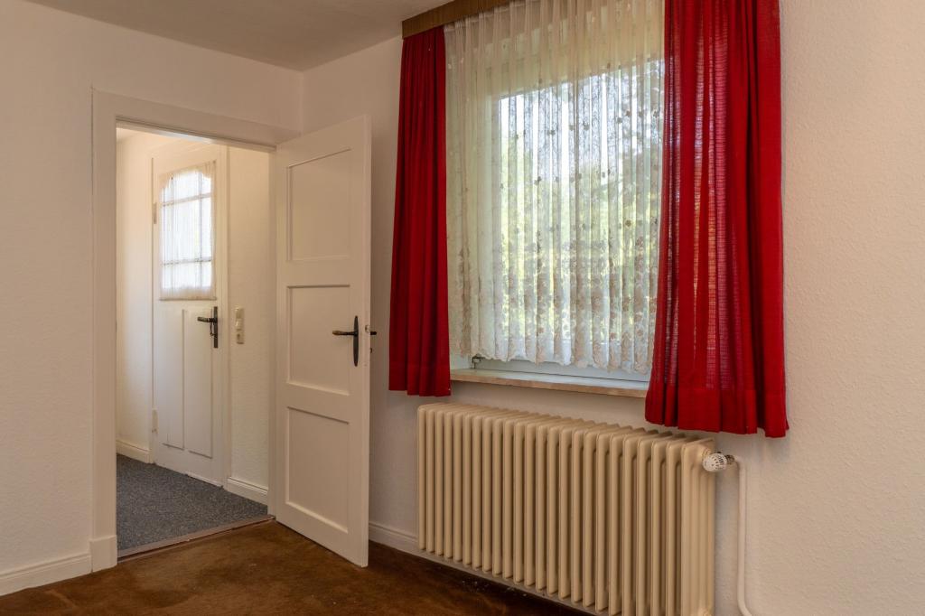 Zimmer mit Blick in den Flur