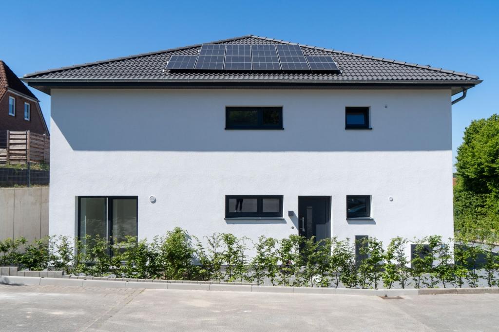 Ansicht vom Parkplatz auf den Hauseingang
