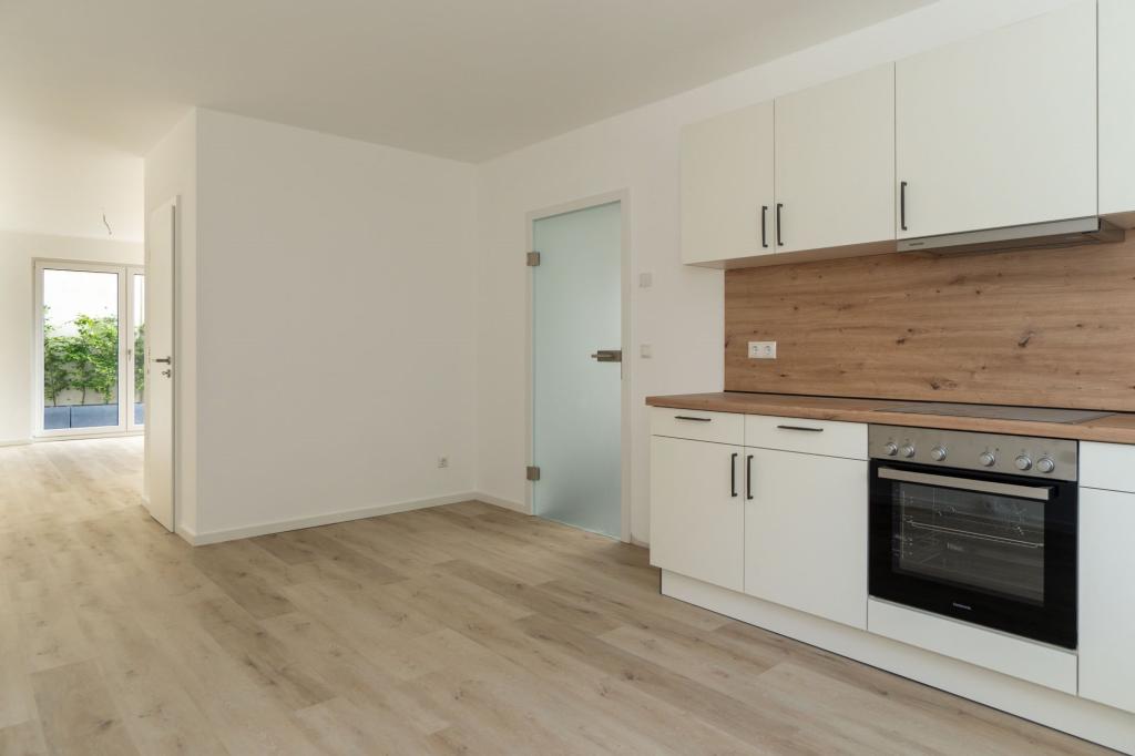 Küche mit Blick ins Wohnzimmer