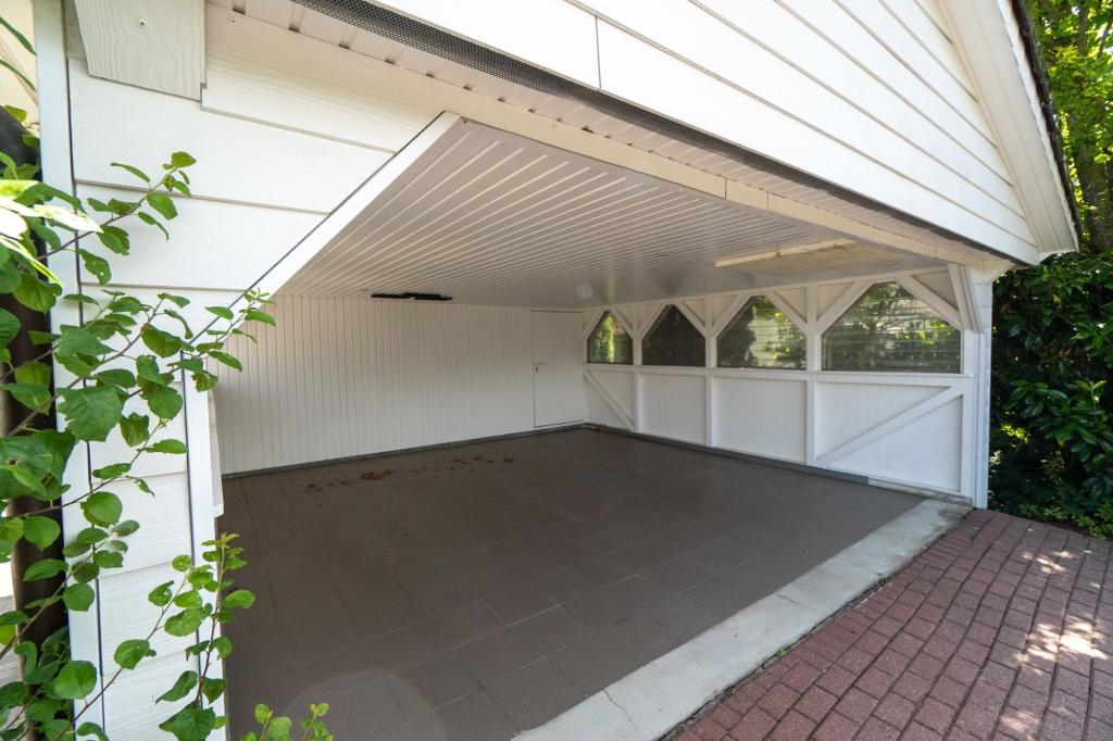 Garage / Carport