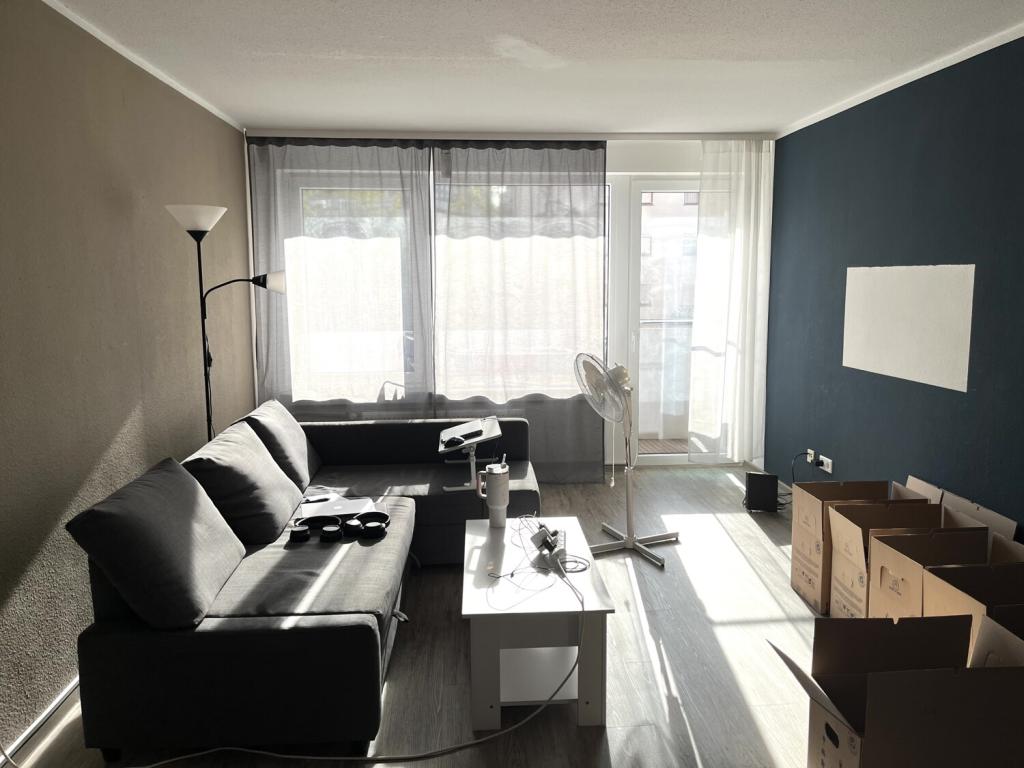 Wohnzimmer mit Zugang zum Balkon  1
