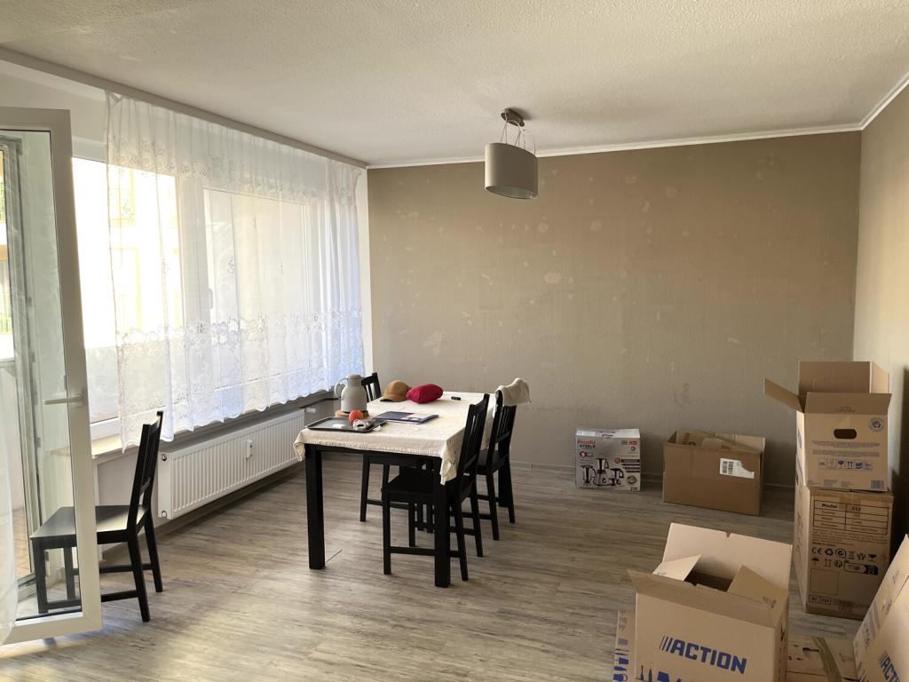 Essbereich mit Zugang zum Balkon  2