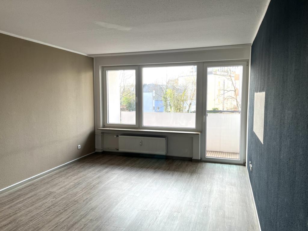Wohnzimmer mit Zugang zum Balkon