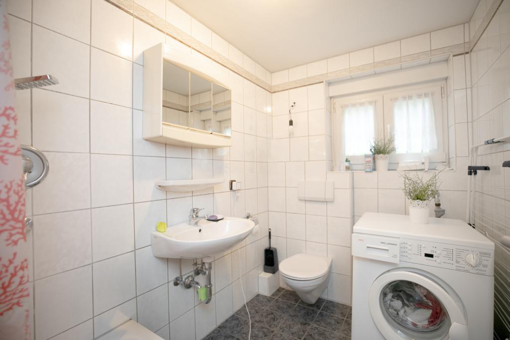 Tageslichtduschbad mit Waschmaschinenanschluss 