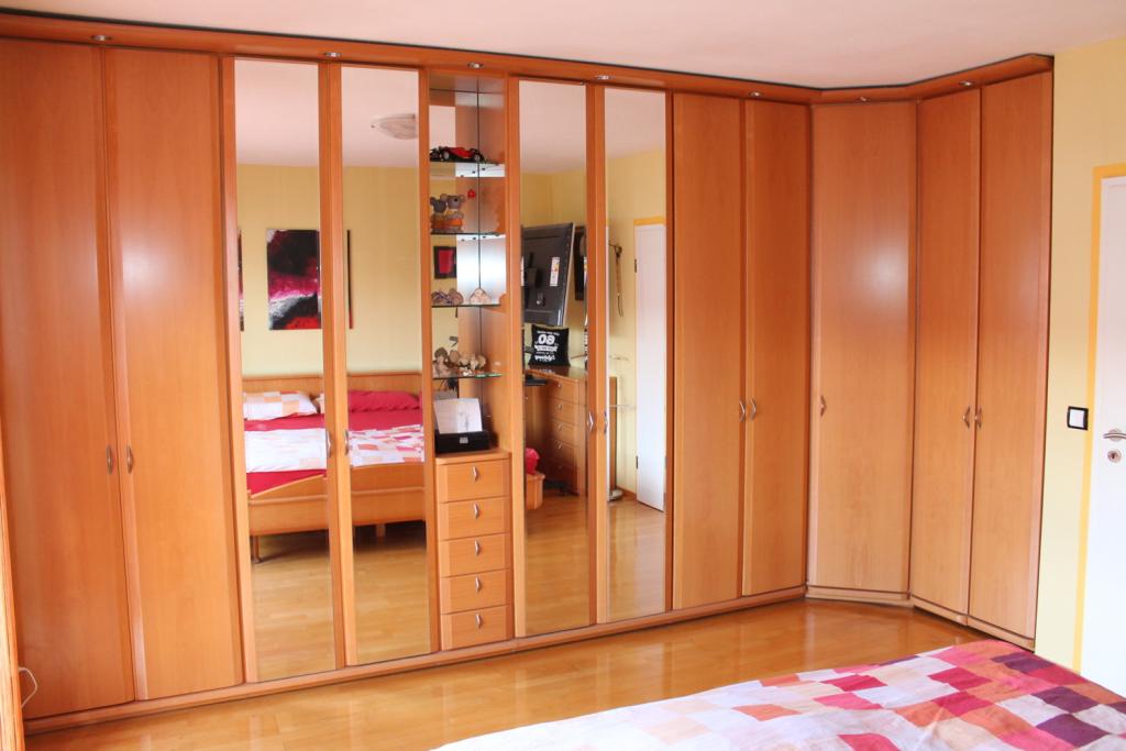 Schlafzimmer mit begehbaren Einbauschrank