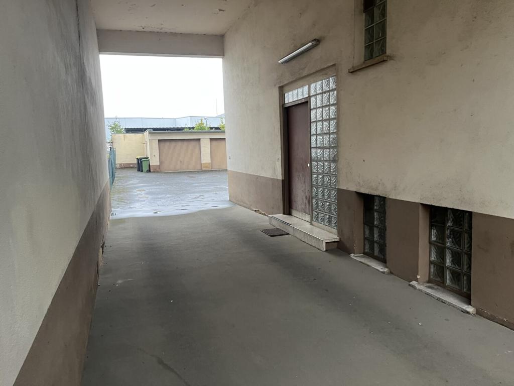 Einfahrt zu den Garagen