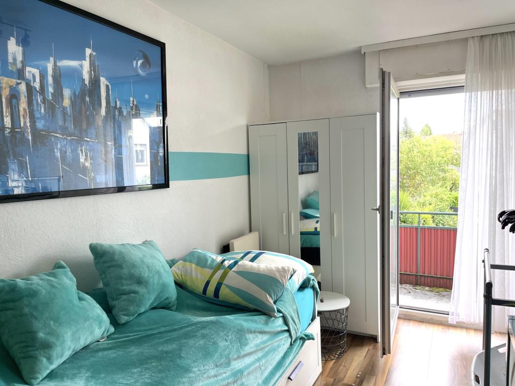 Schlafzimmer  mit Zugang zum Balkon 