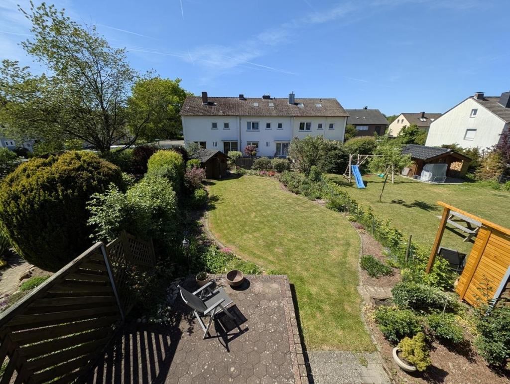 Ausblick auf Terrasse und Garten