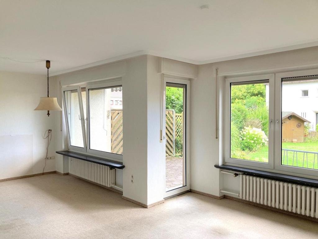 Wohnzimmer mit Zugang auf die Terrasse