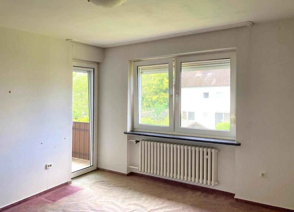 Schlafzimmer mit Zugang auf den Balkon