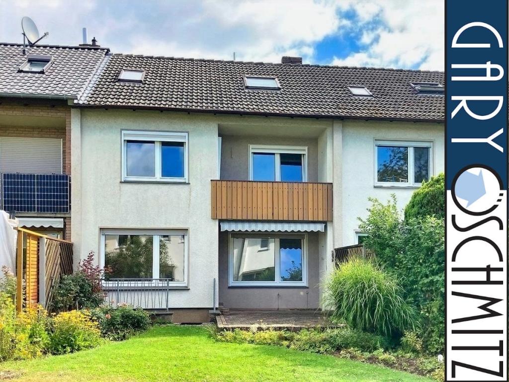 Außenansicht mit Terrasse und Balkon