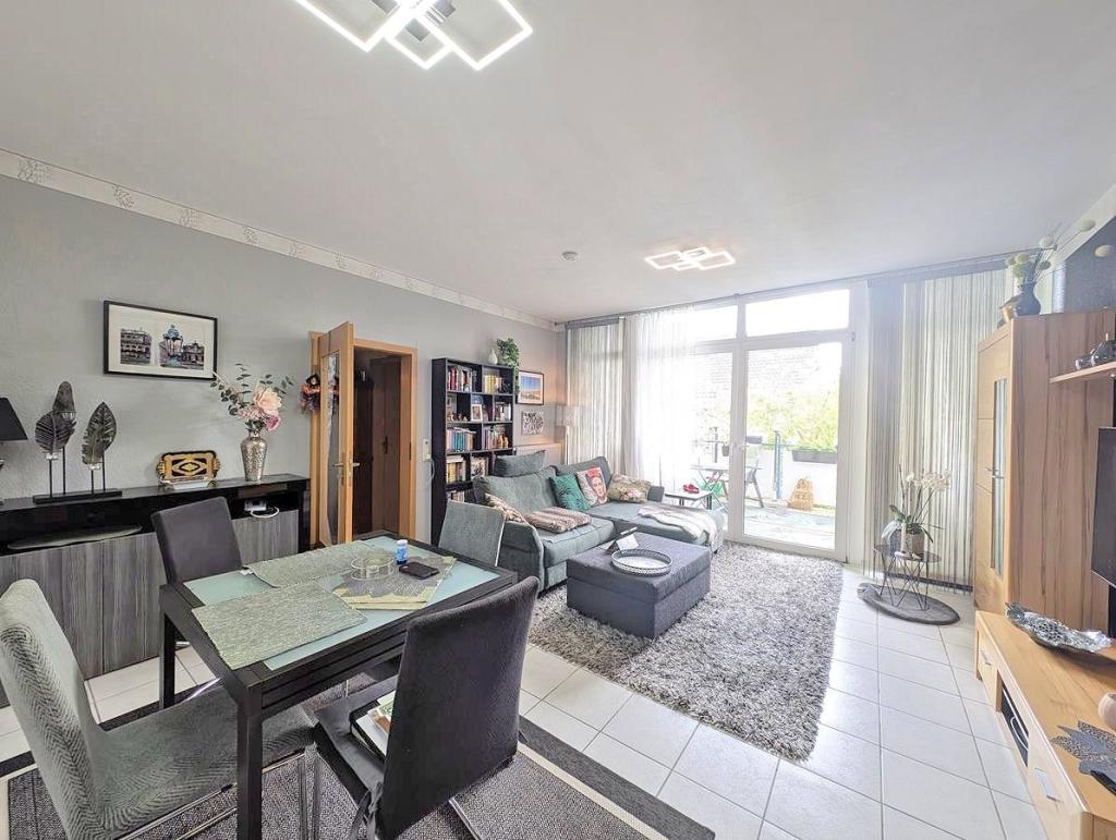 Wohnzimmer mit Balkonzugang
