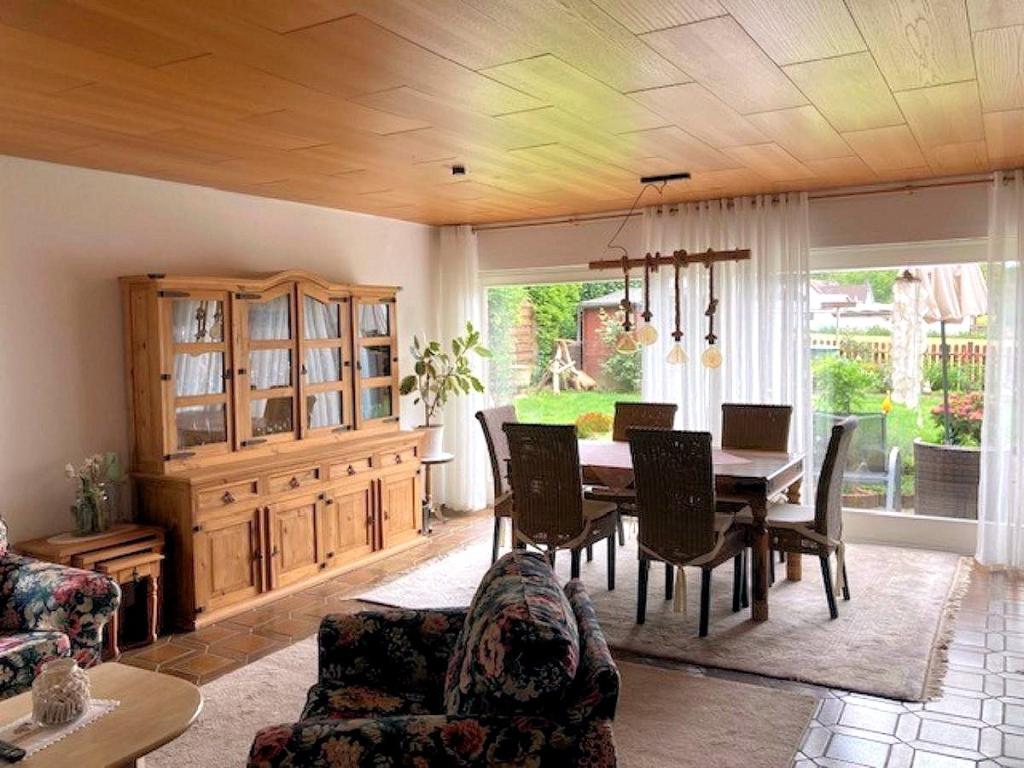 Wohnzimmer mit Essbereich