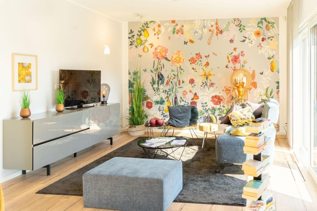 Wohnzimmer mit Blumenwand