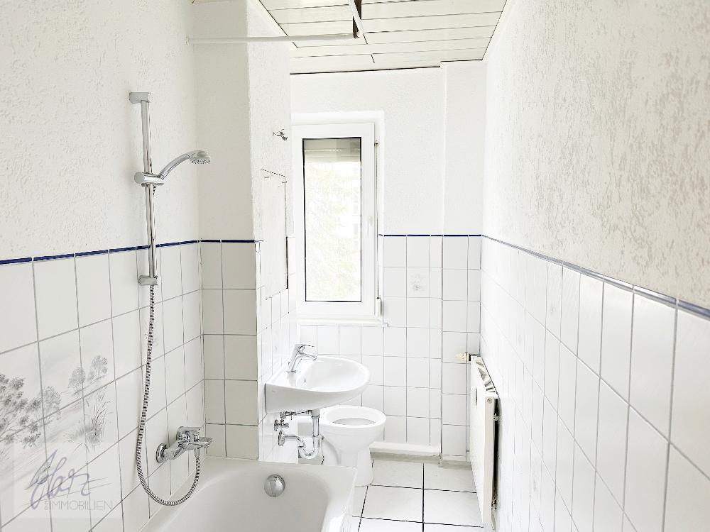 Tageslichtbad mit Wanne, WC und Waschtisch