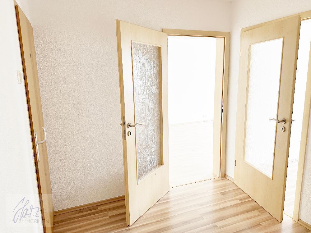 Flurbereich mit Blick Richtung Wohnzimmer und Kinderzimmer
