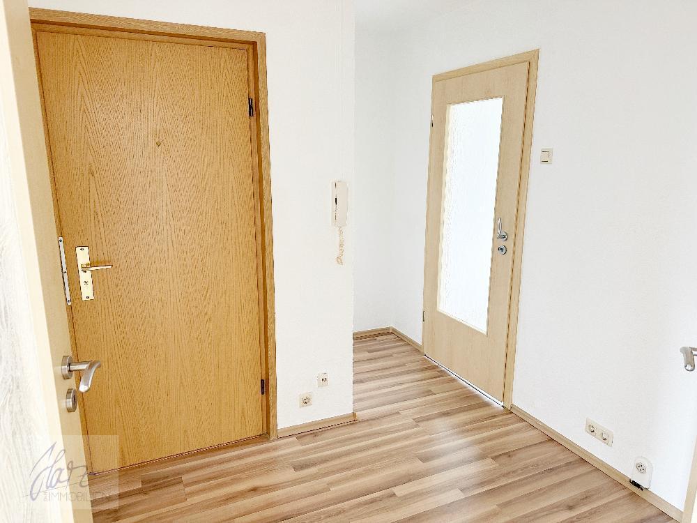 Flurbereich mit Blick Richtung Wohnungseingangstür und Küche