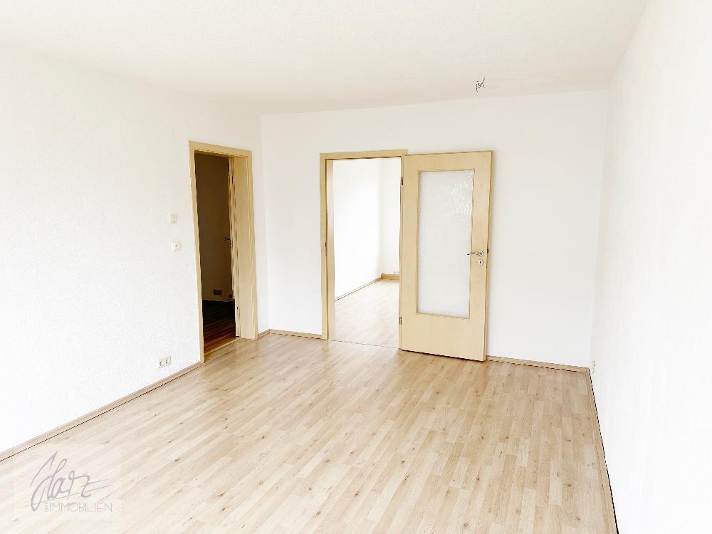 Wohnzimmer mit Blick Richtung Schlafzimmer und Flurbereich