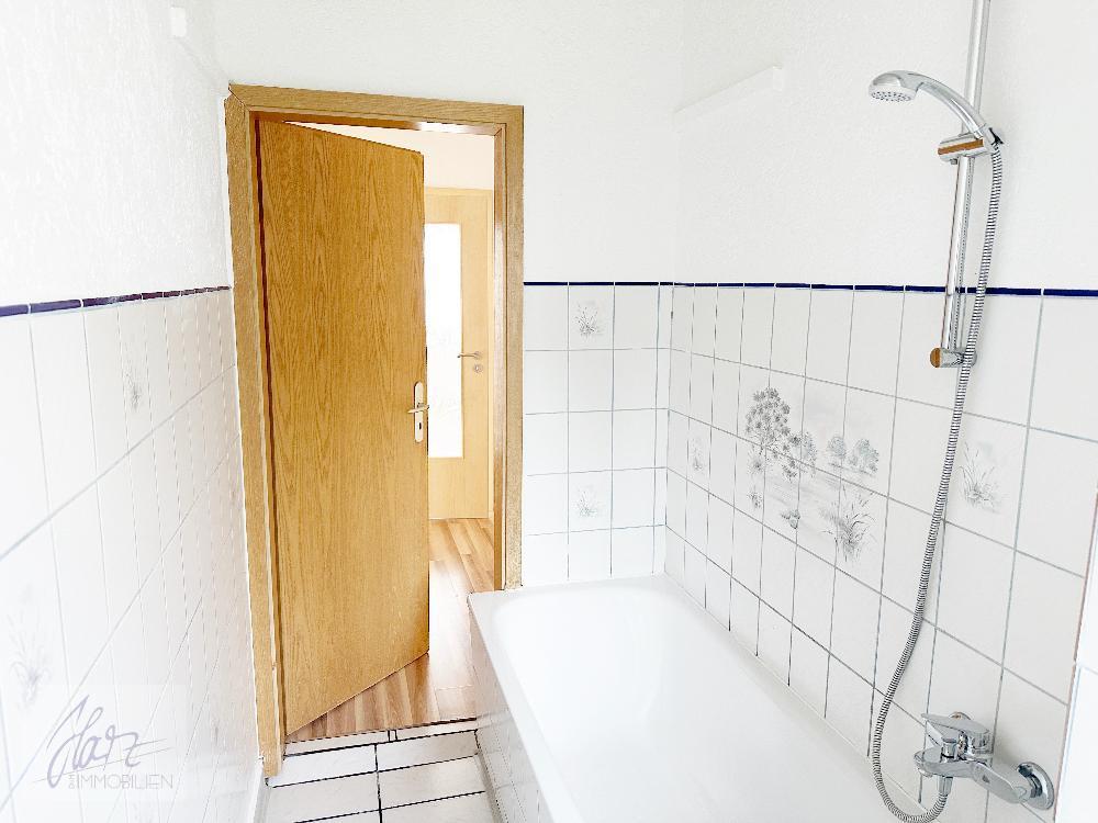 Badezimmer mit Blick Richtung Flurbereich
