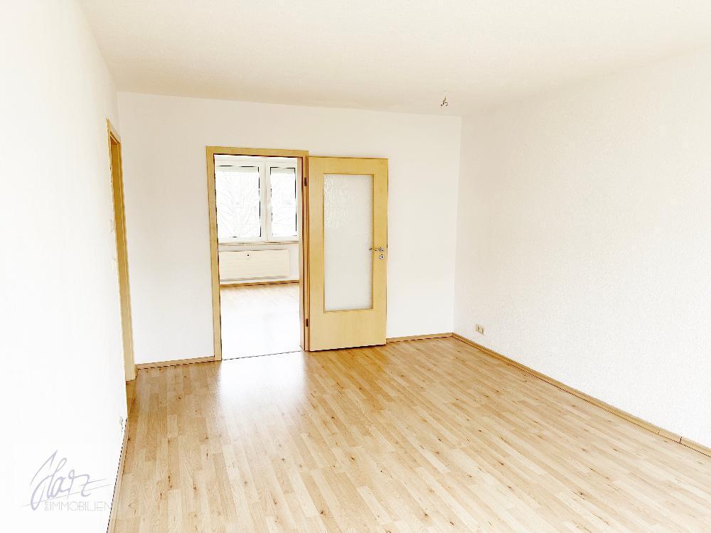 Wohnzimmer mit Blick Richtung Schlafzimmer
