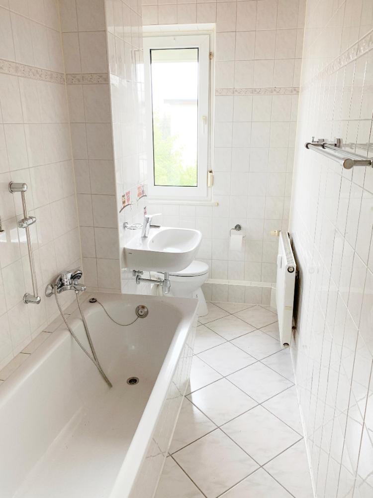 Tageslichtbad mit Wanne, WC und Waschtisch